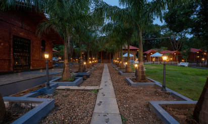 GARDEN WITH SITTING AREA